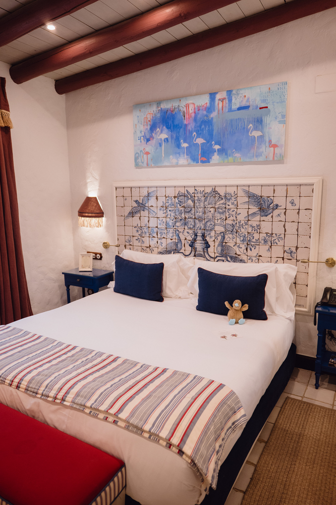Elegant KAIZEN: Malvasia room with King bed, tile headboard, and bench at the foot.