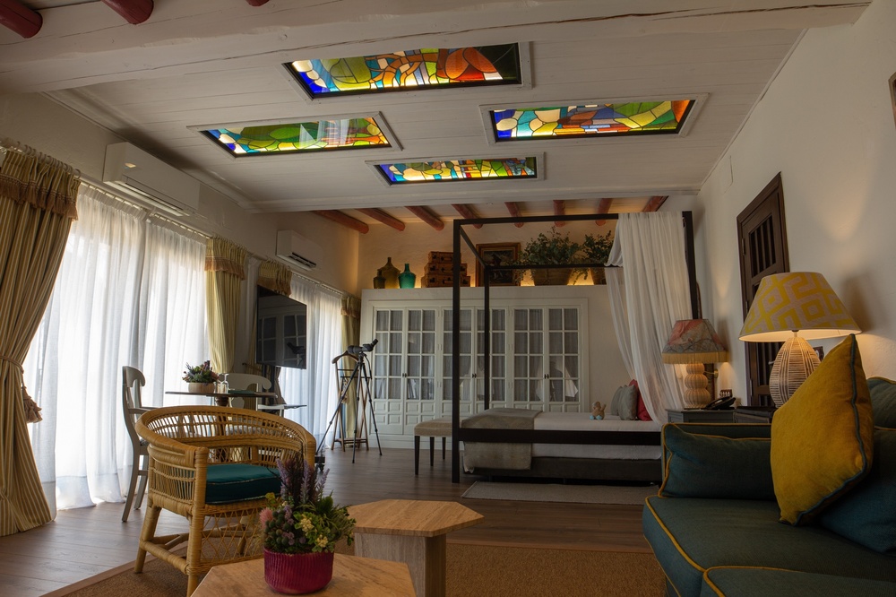 una habitación llena de muebles y una cama con dosel
