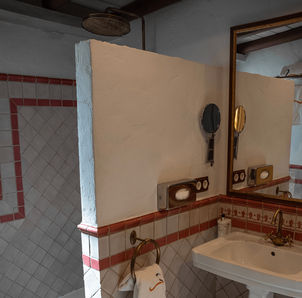 un baño con dos lavabos y un espejo