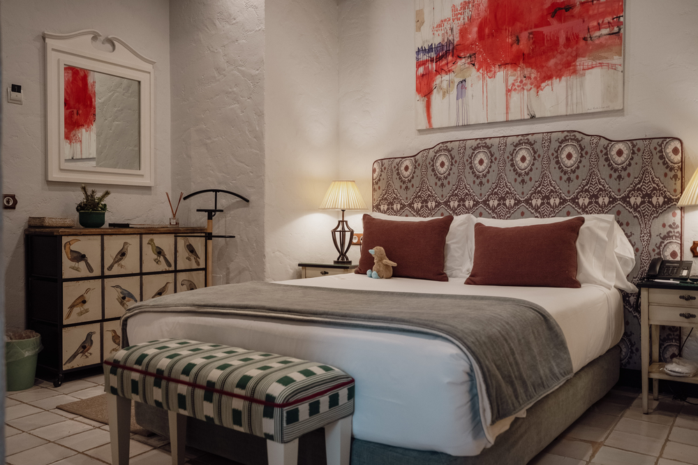 KAIZEN: Malvasia room, comfortable bed and stylish decor.