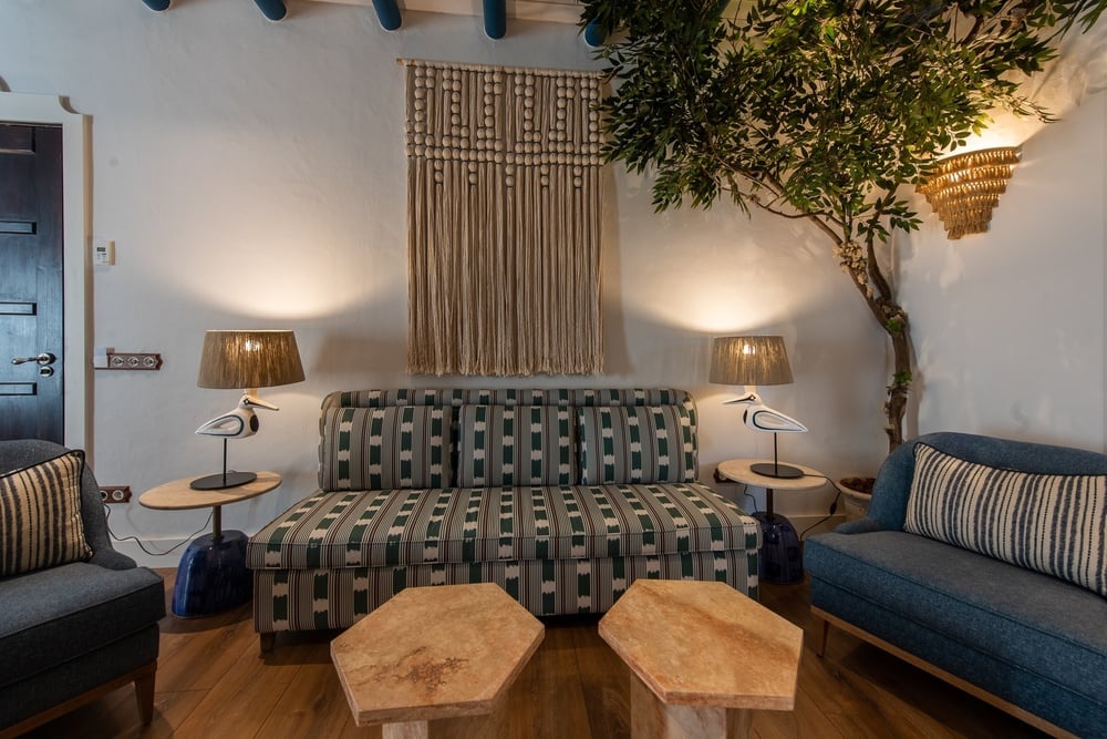 una sala de estar con un sofá y dos mesas