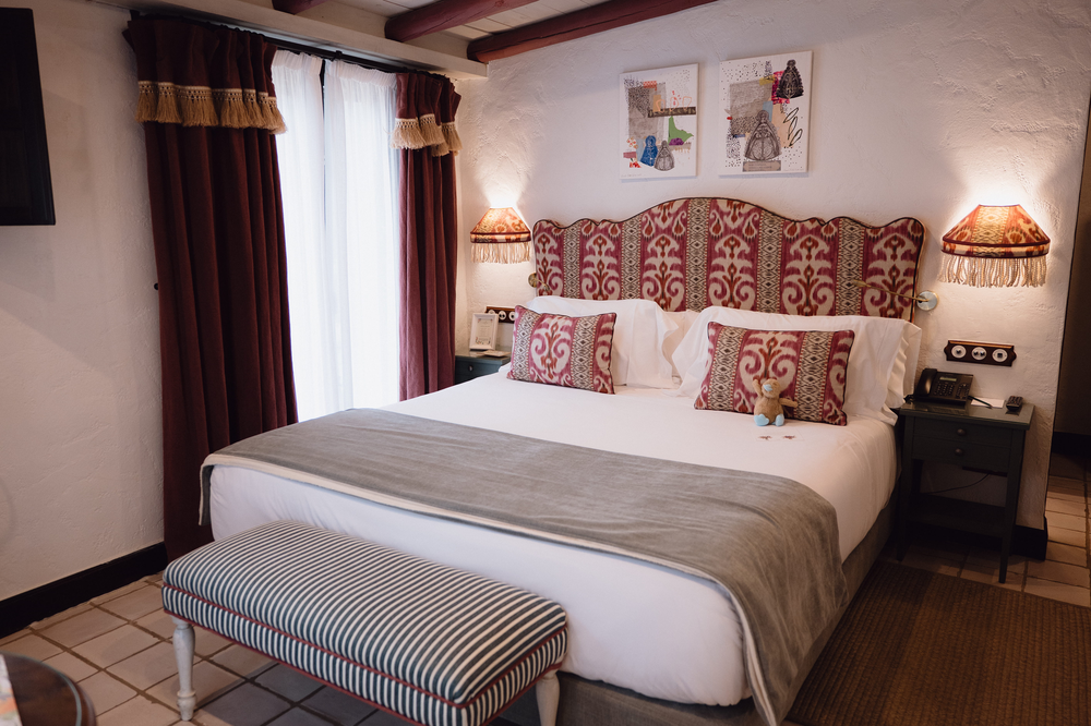 KAIZEN: Malvasia room with tiled headboard, comfortable bed, and a plush toy accent.