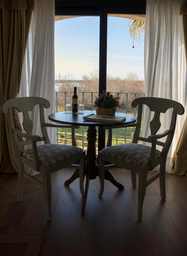 una habitación con una cama con dosel y una ventana de vidrieras