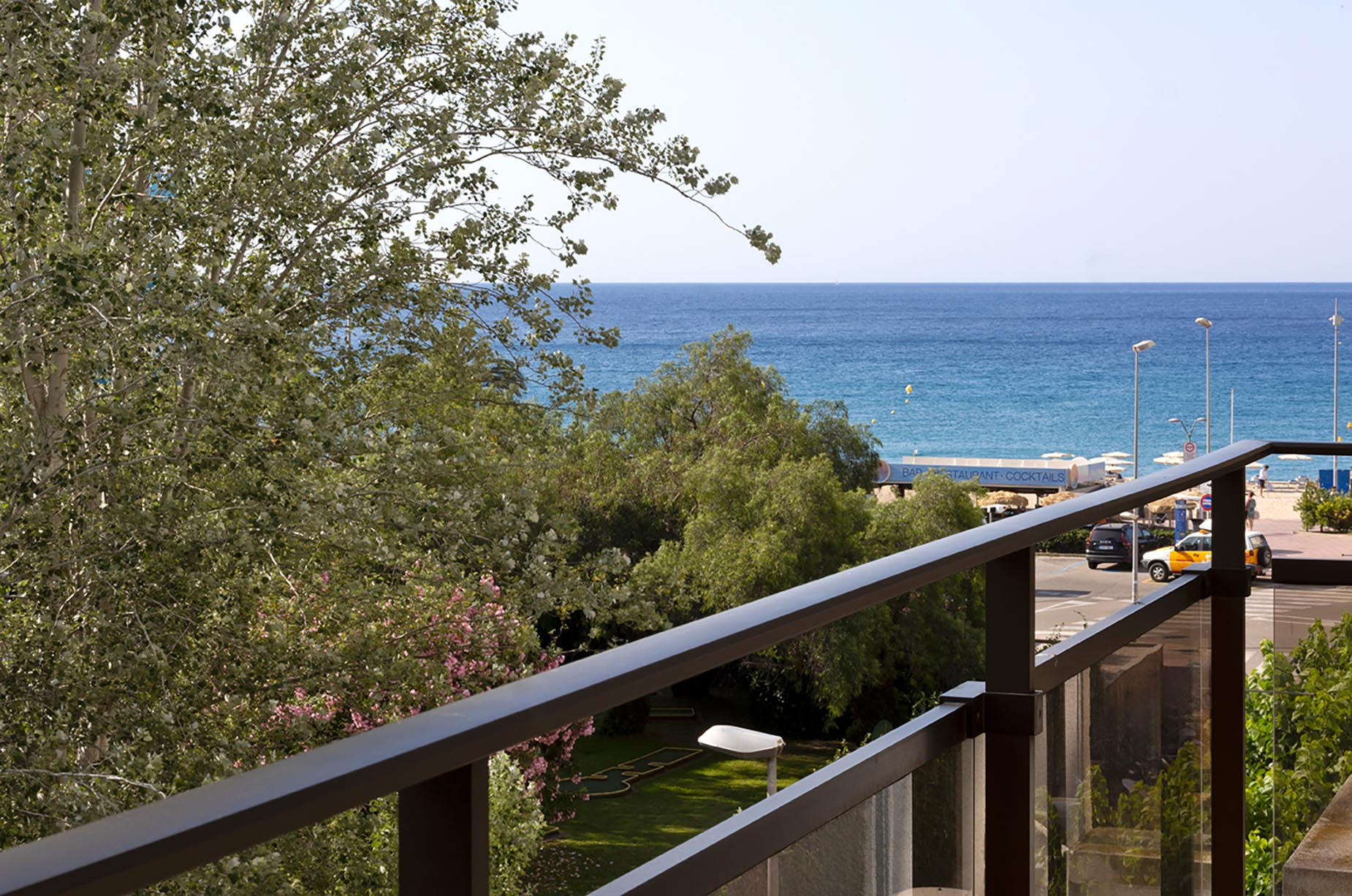 Vista desde balcón privado con vista al mar, ideal para Suites del Mar Fenals Apartments.