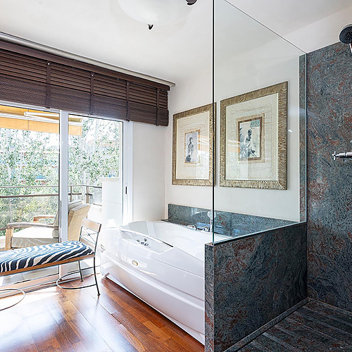 Salle de bain de luxe avec baignoire, douche et balcon. Suites del Mar Fenals Apartments parfait pour votre séjour.