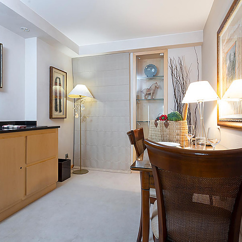 Salle à manger et minibar dans une chambre d'hôtel. Suites del Mar Fenals Apartments.