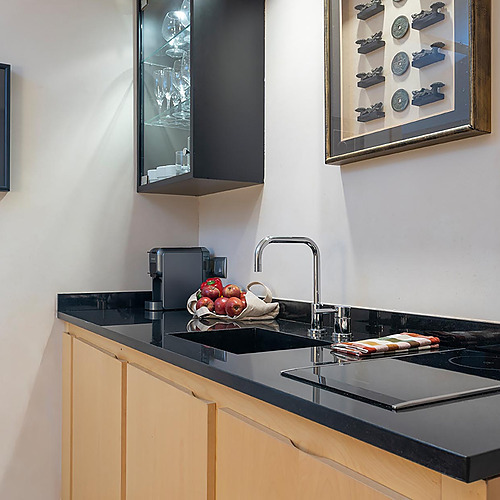 Plan de travail de cuisine d'hôtel avec évier, cuisinière et Suites del Mar Fenals Apartments.