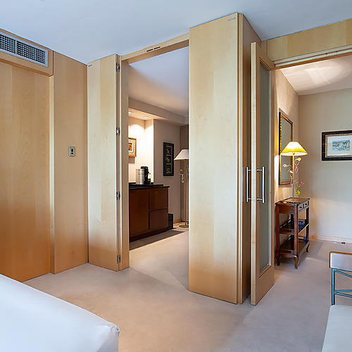 Chambre d'hôtel moderne avec portes coulissantes et Suites del Mar Fenals Apartments.