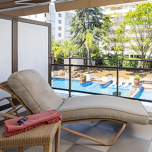 Terrasse avec espreguiçadeira et piscine à l'hôtel Suites del Mar Fenals Apartments.