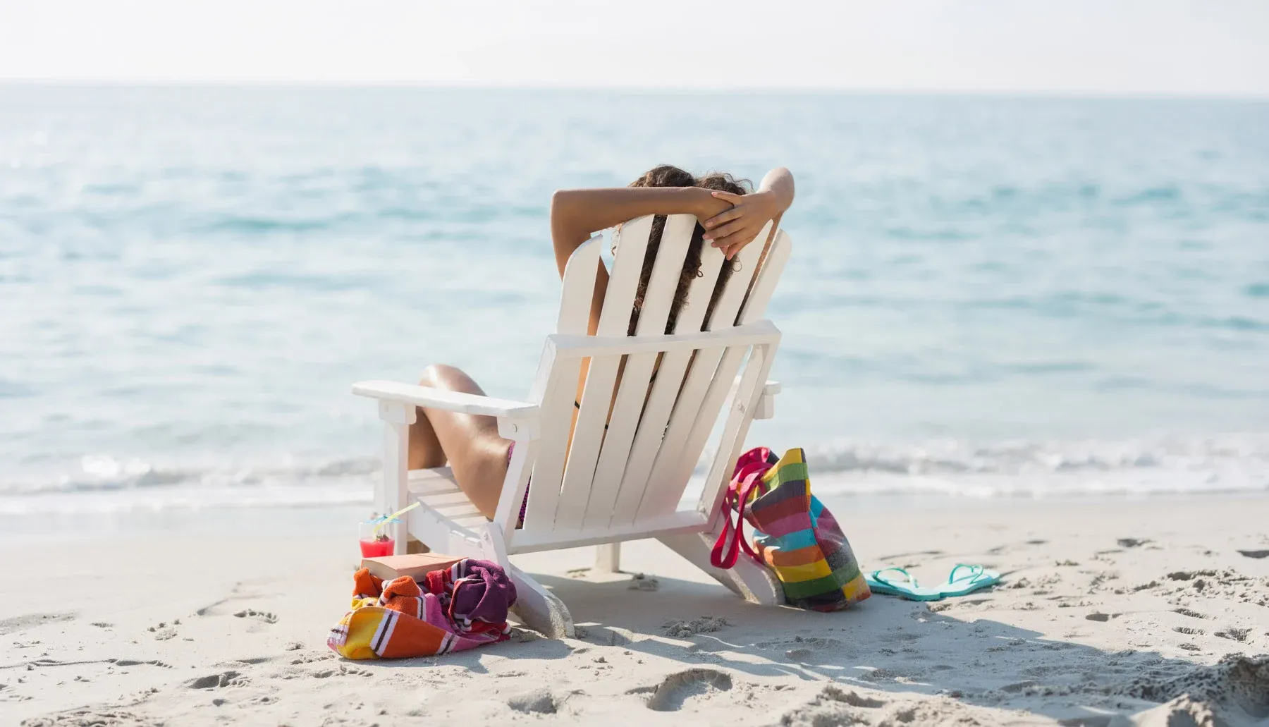 Mujer sonriente con burbujas en Suites del Mar Fenals Apartments.