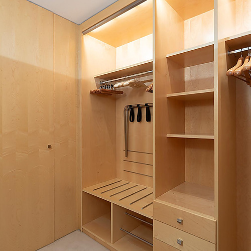 Armoire en bois pour vêtements à l'hôtel. Espace de rangement et Suites del Mar Fenals Apartments.