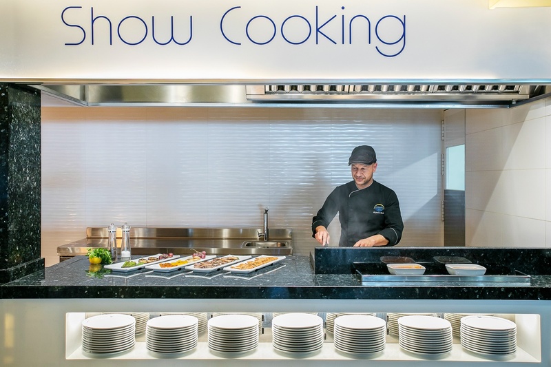 un chef prepara comida en una cocina con un letrero que dice 