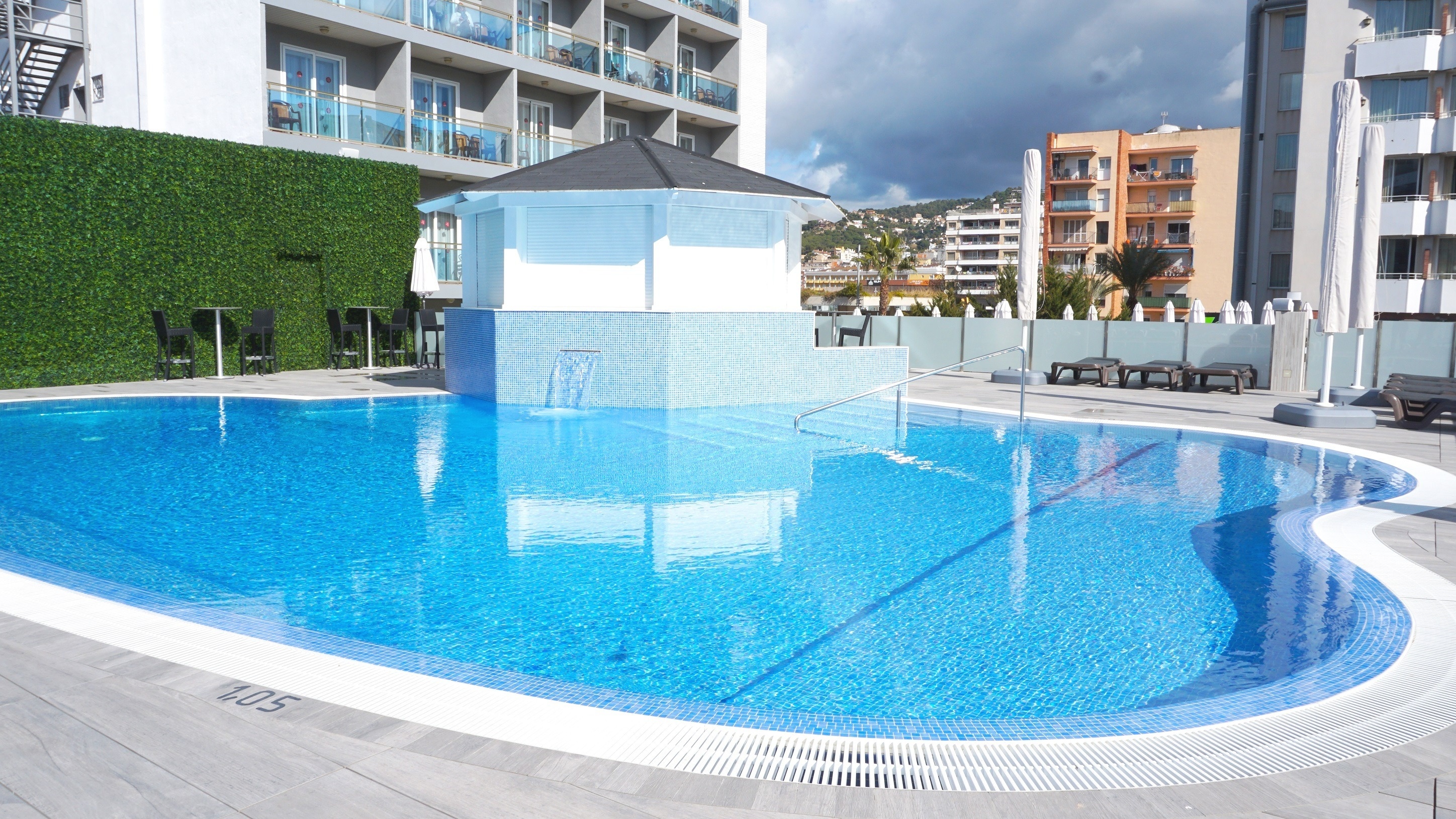 una piscina a l' aire lliure amb la mesura de 4.05 metres d' ample