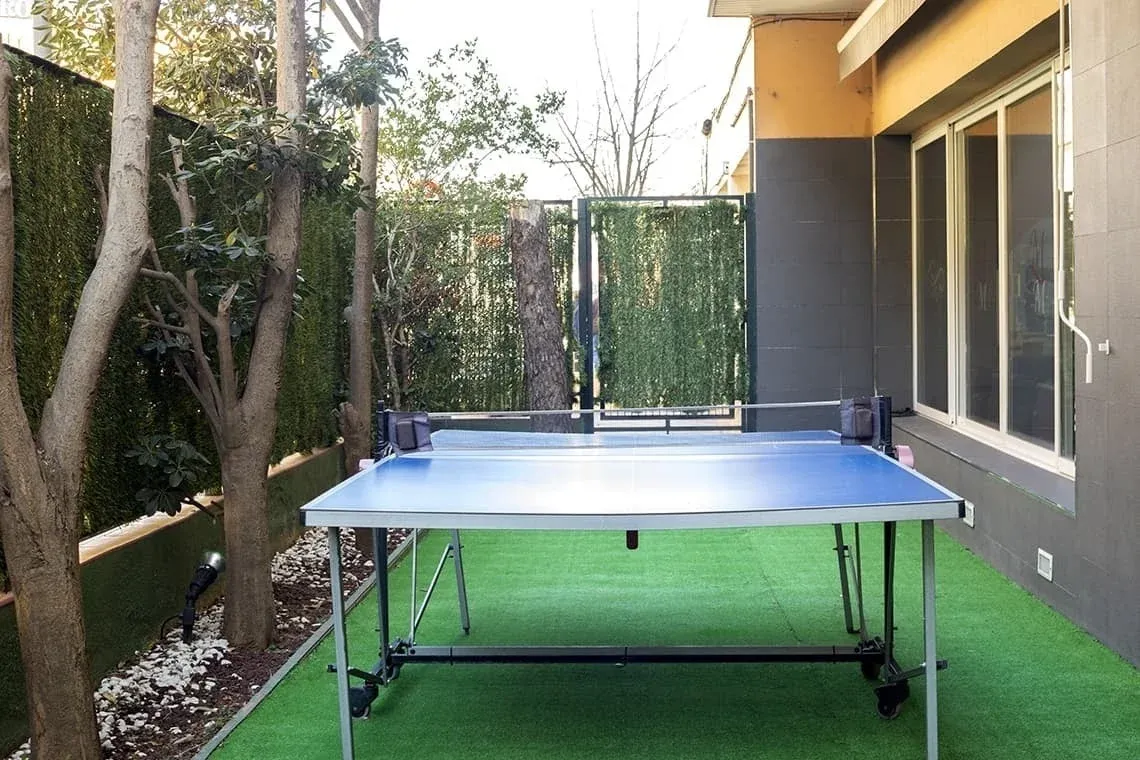Ping-pong exterior en hotel Maria del Mar. ¡Diversión garantizada!