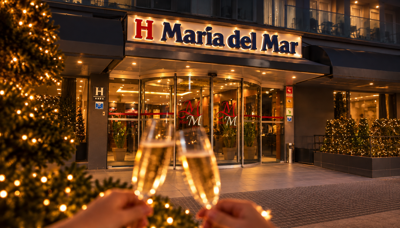 Hotel Maria del Mar: entrada del hotel con decoración navideña y 2 copas de cava brindando