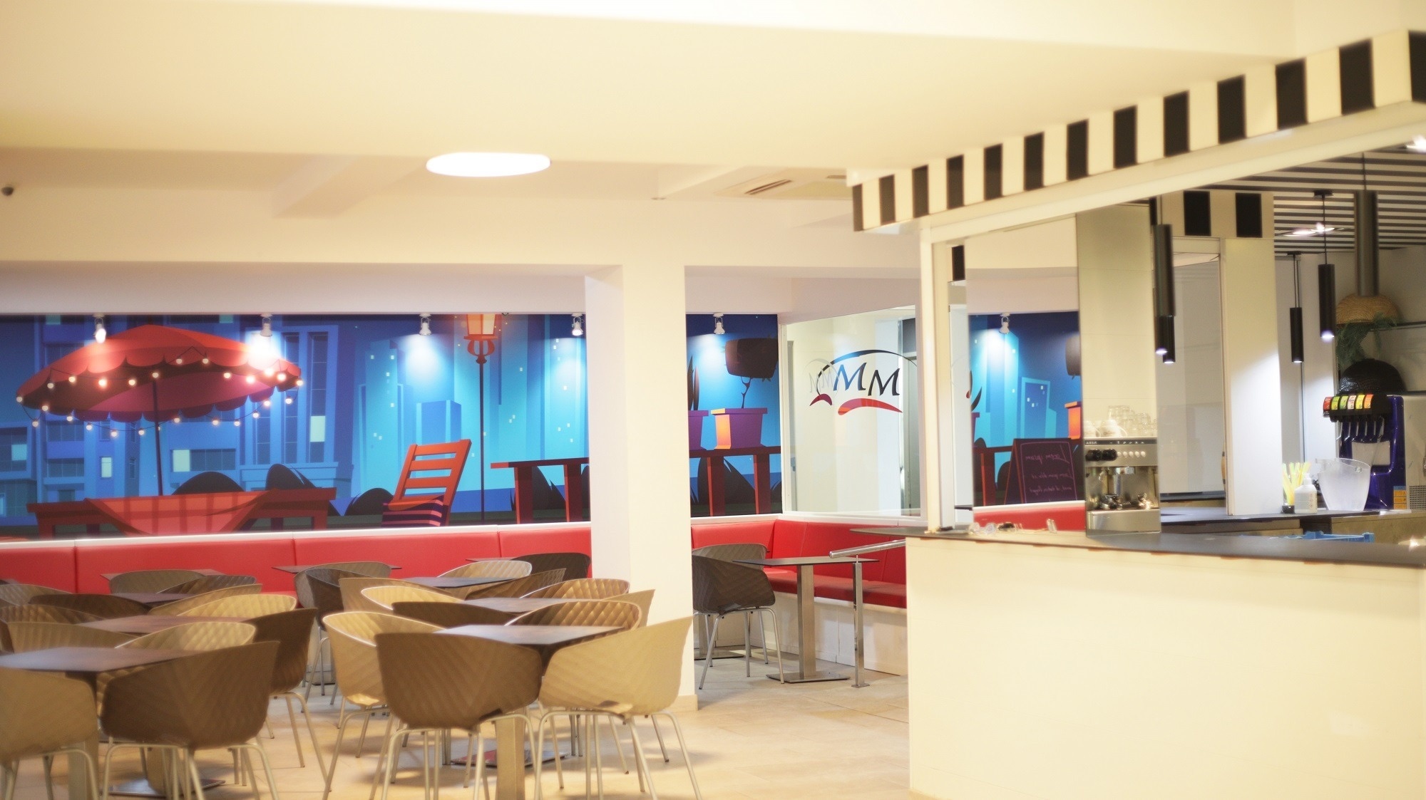 l' interior d' un restaurant amb l' eslogan mm