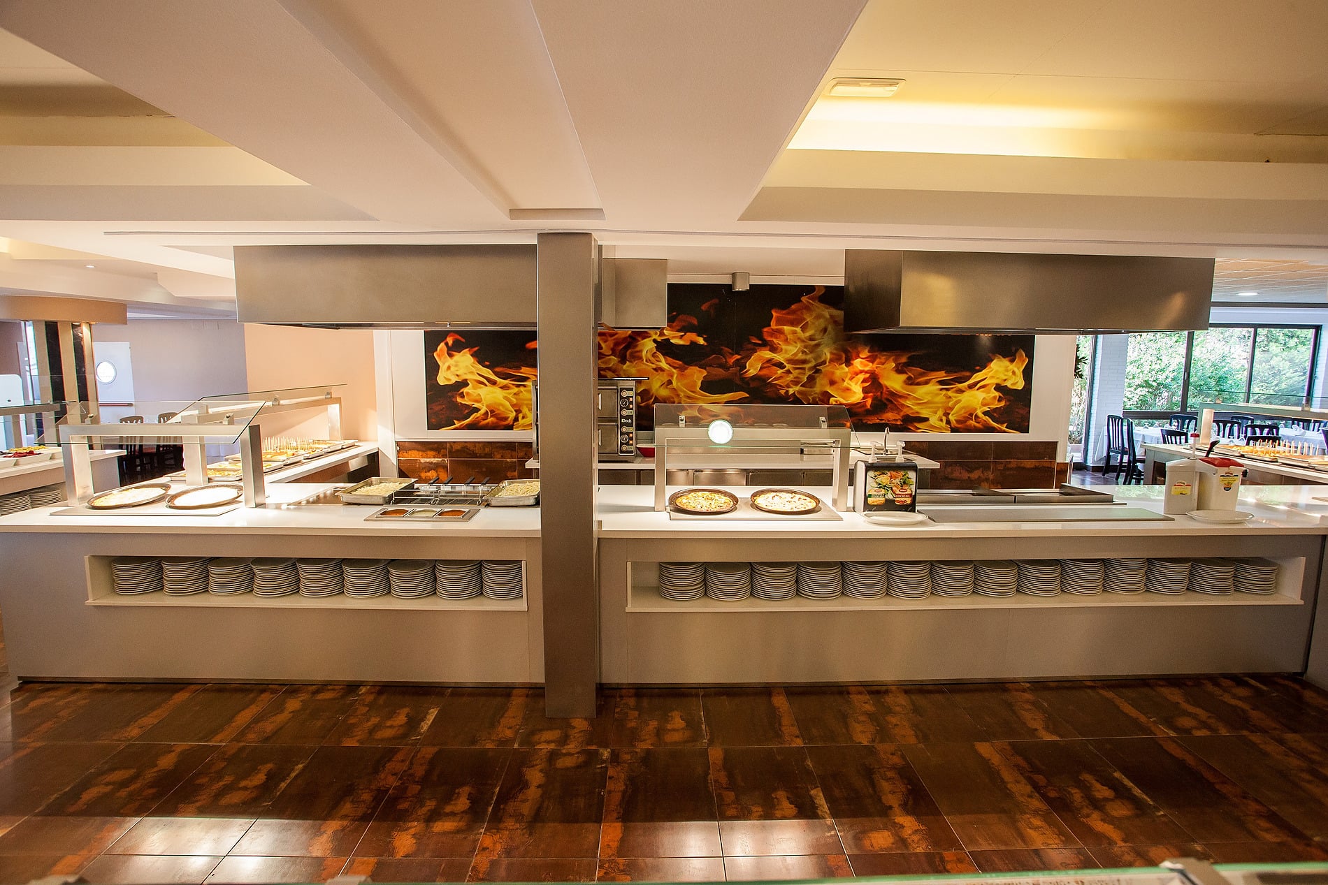 Assiettes et bols empilés, parfaits pour les restaurants de l'Hôtel Maria del Mar à Lloret de Mar.