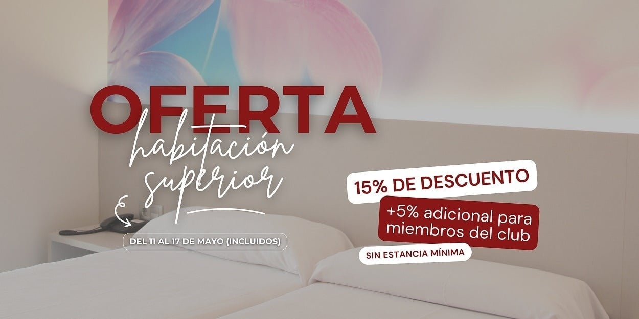 una habitación con dos camas y un cartel que dice oferta habitacion superior