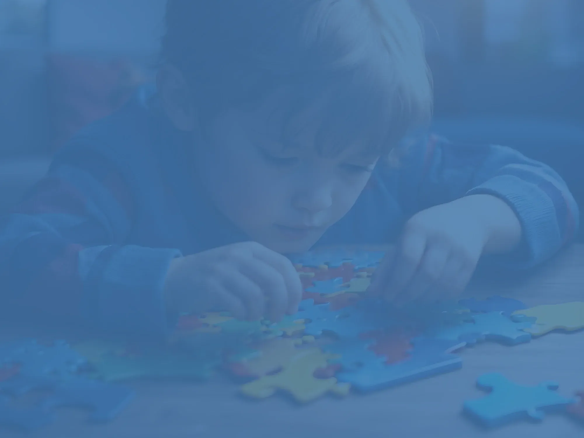 Enfant concentré assemblant un puzzle à l'Hôtel Maria del Mar