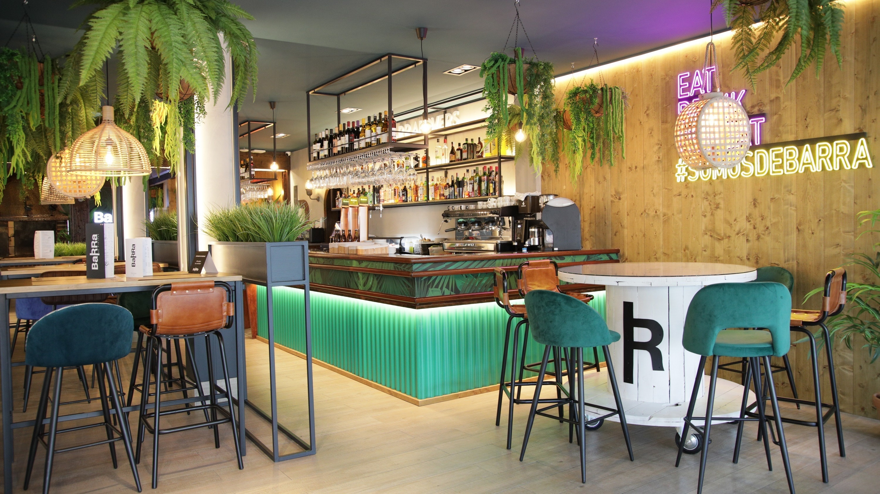 el interior de un restaurante con un letrero de neón que dice " come bien "