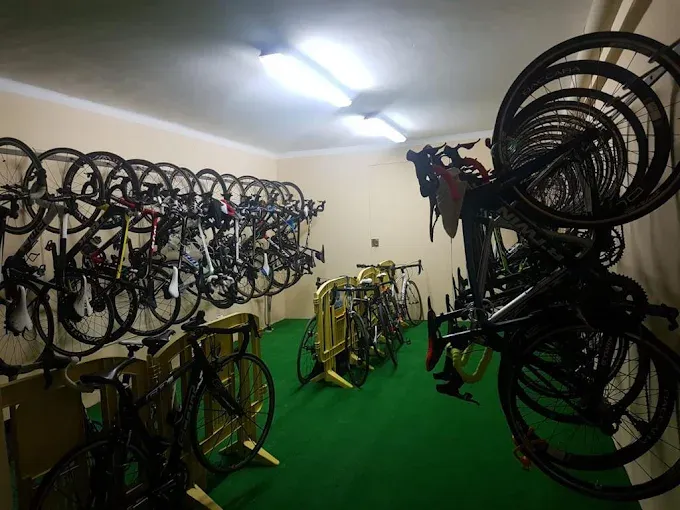 Ciclista a la posta del sol prop de Maria del Mar.