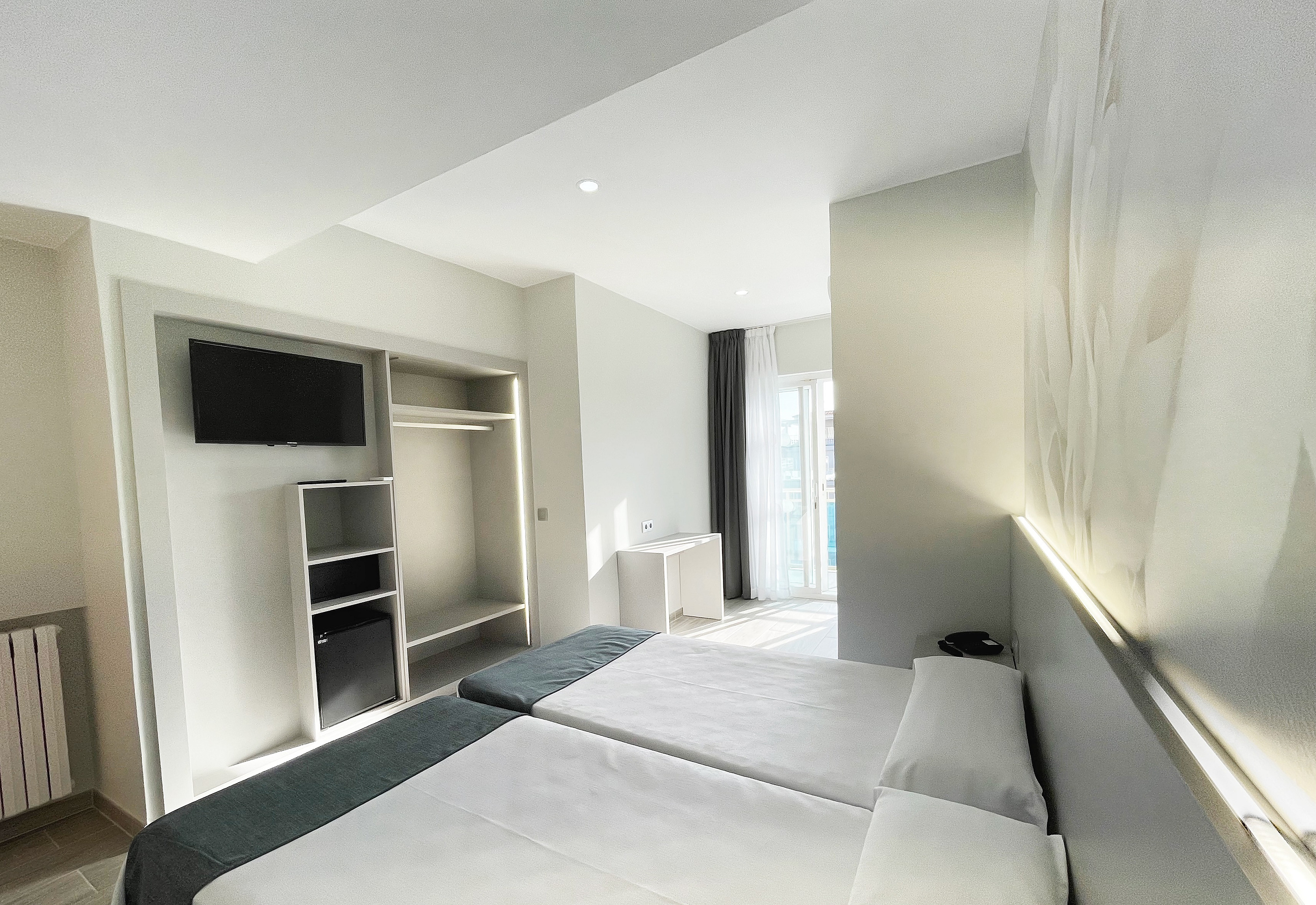 Hotel Maria del Mar room: twin beds, desk, and air conditioning for your comfort.