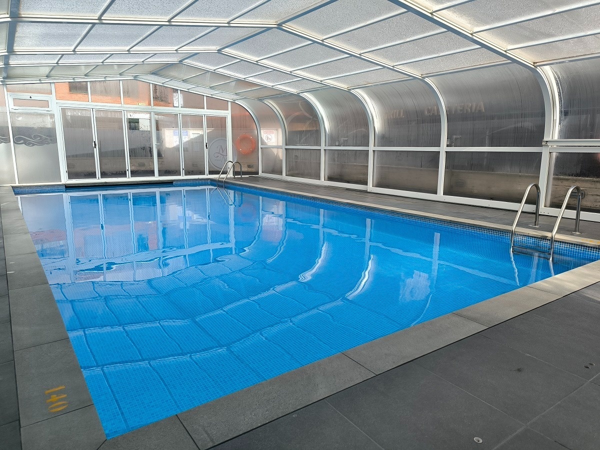 una piscina cubierta con la palabra piscina en la pared