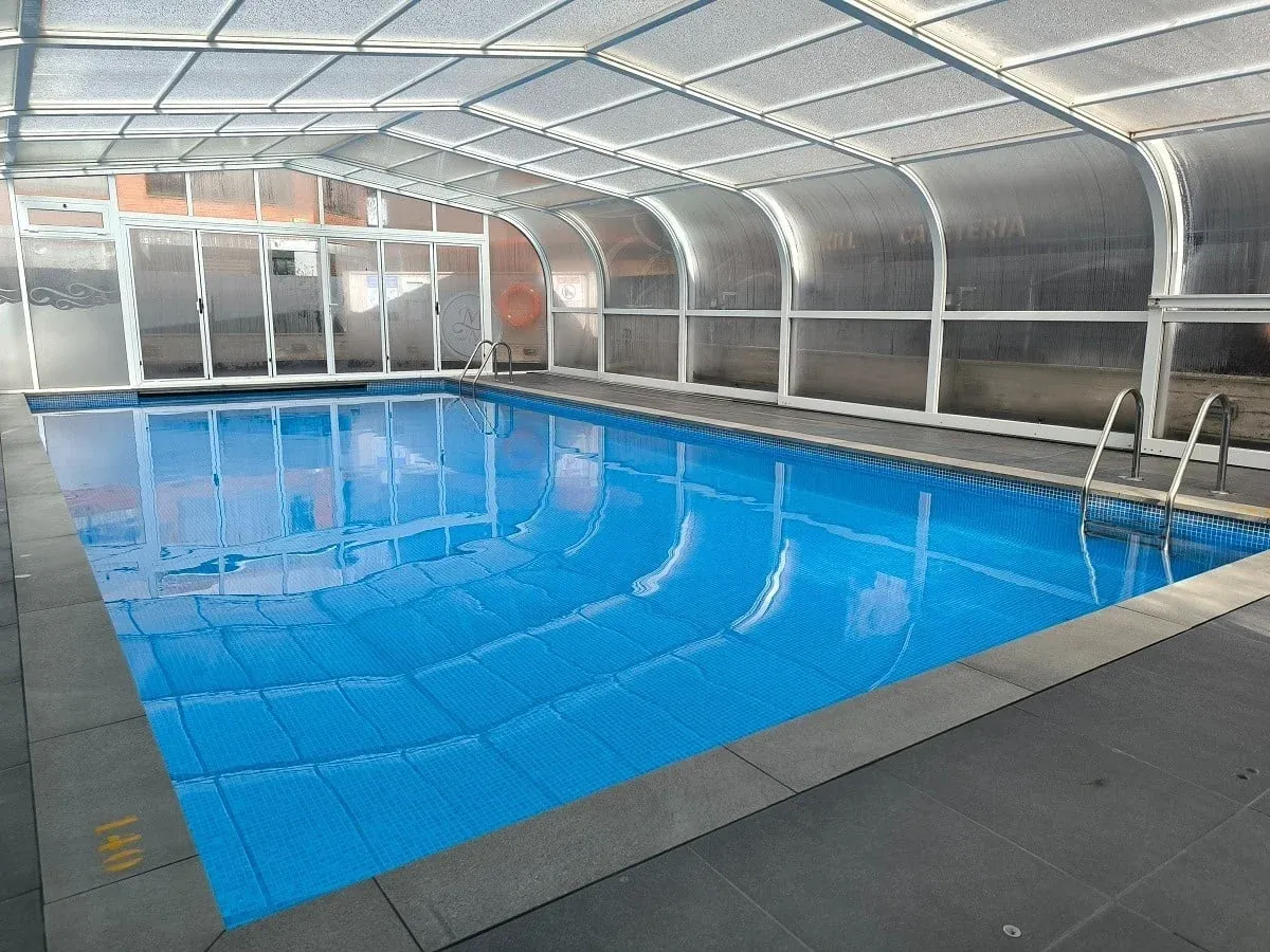 Piscina coberta a l'Hotel Maria del Mar, ideal per relaxar-se.