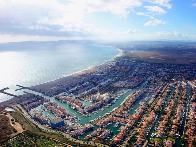 Cases Maria del Mar: habitatges al canal amb barques a la Costa Dorada.