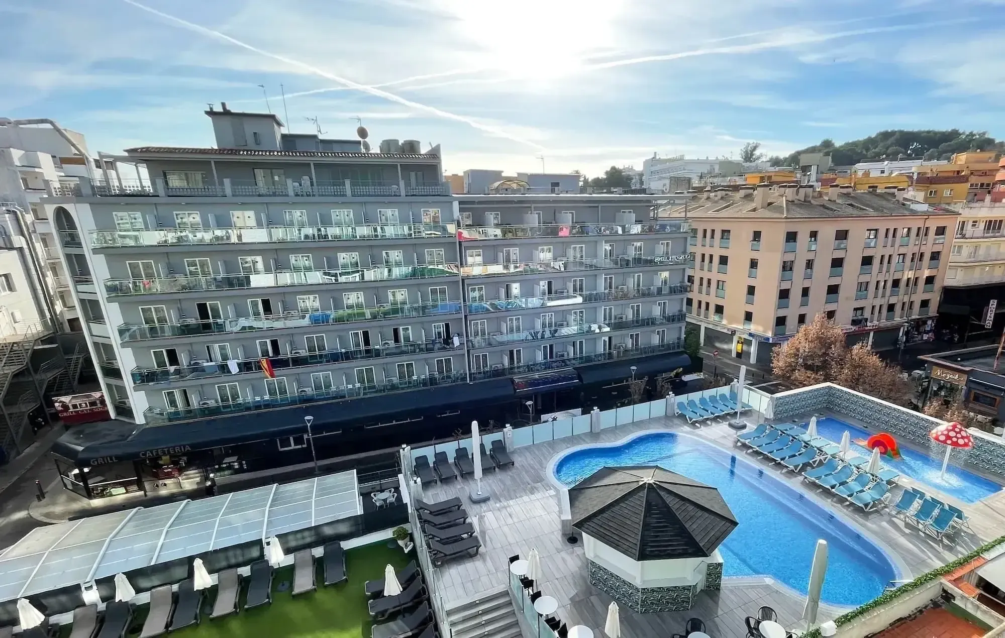 Hotel Maria del Mar amb piscina, gandules, vistes urbanes