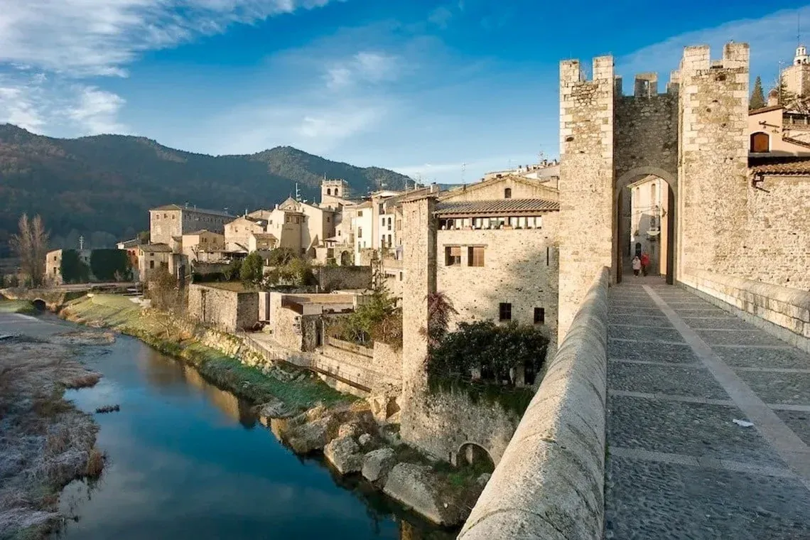 Puente medieval y pueblo de Santa María del Mar, un hotel con encanto.