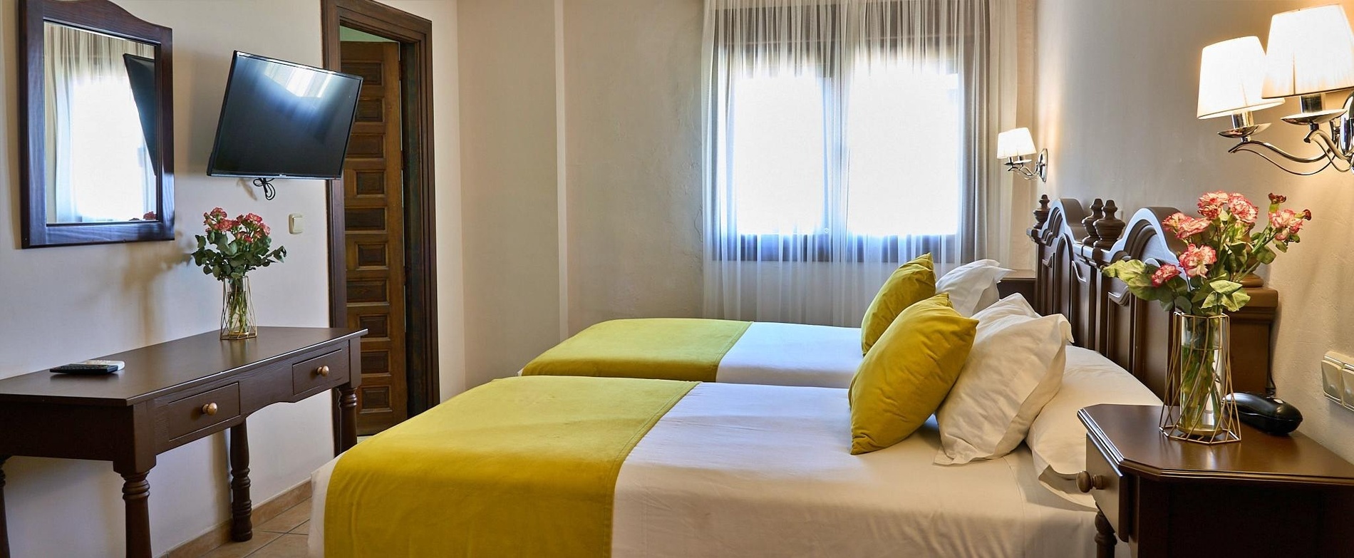 una habitación con dos camas y una televisión