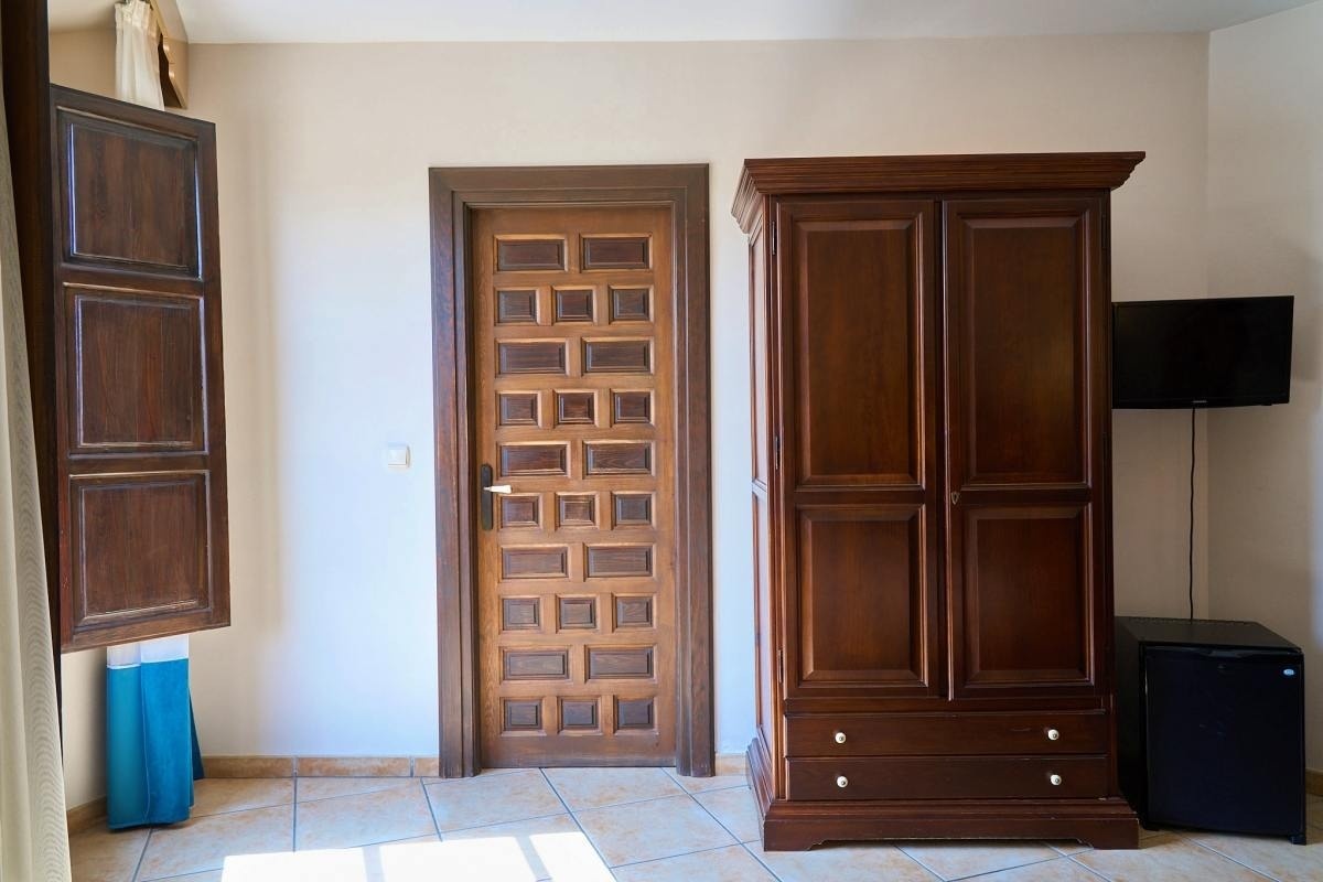 una puerta de madera y un armario de madera en una habitación