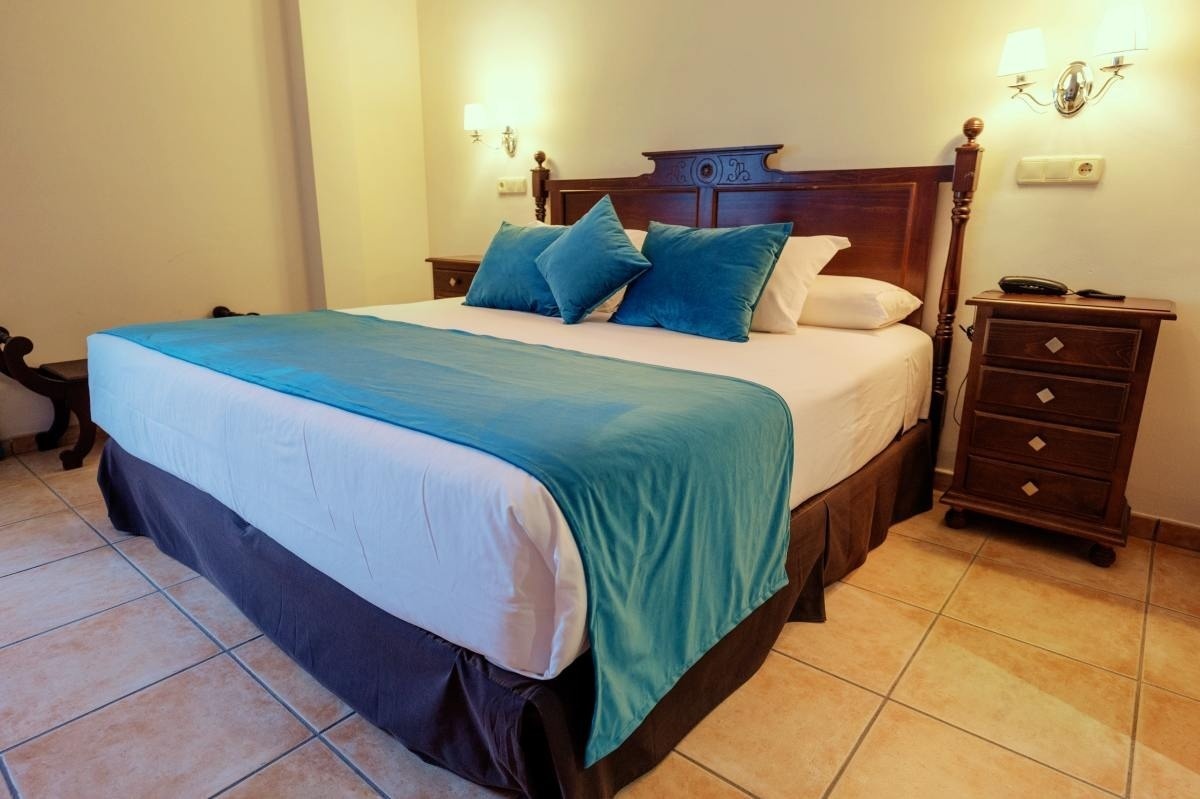 una habitación con una cama y una mesita de noche