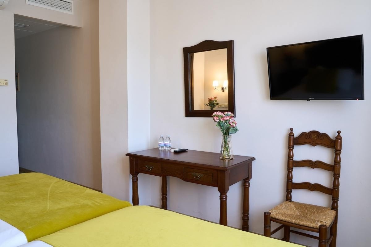 una habitación con dos camas y una televisión lg