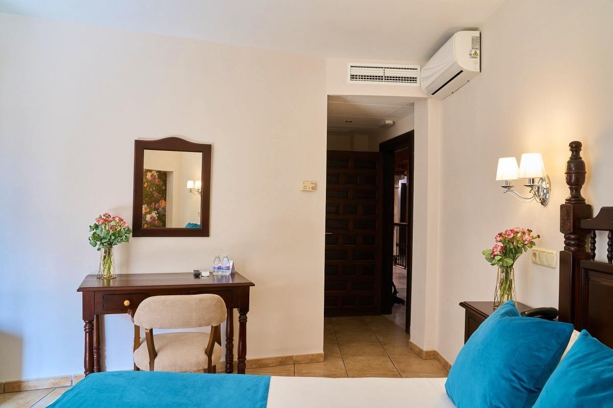 una habitación de hotel con una cama y un escritorio