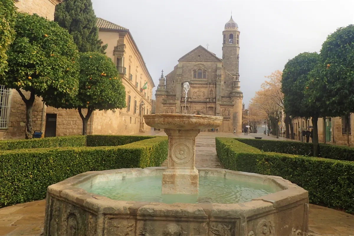 fuente delante y al fondo edificio antiguo