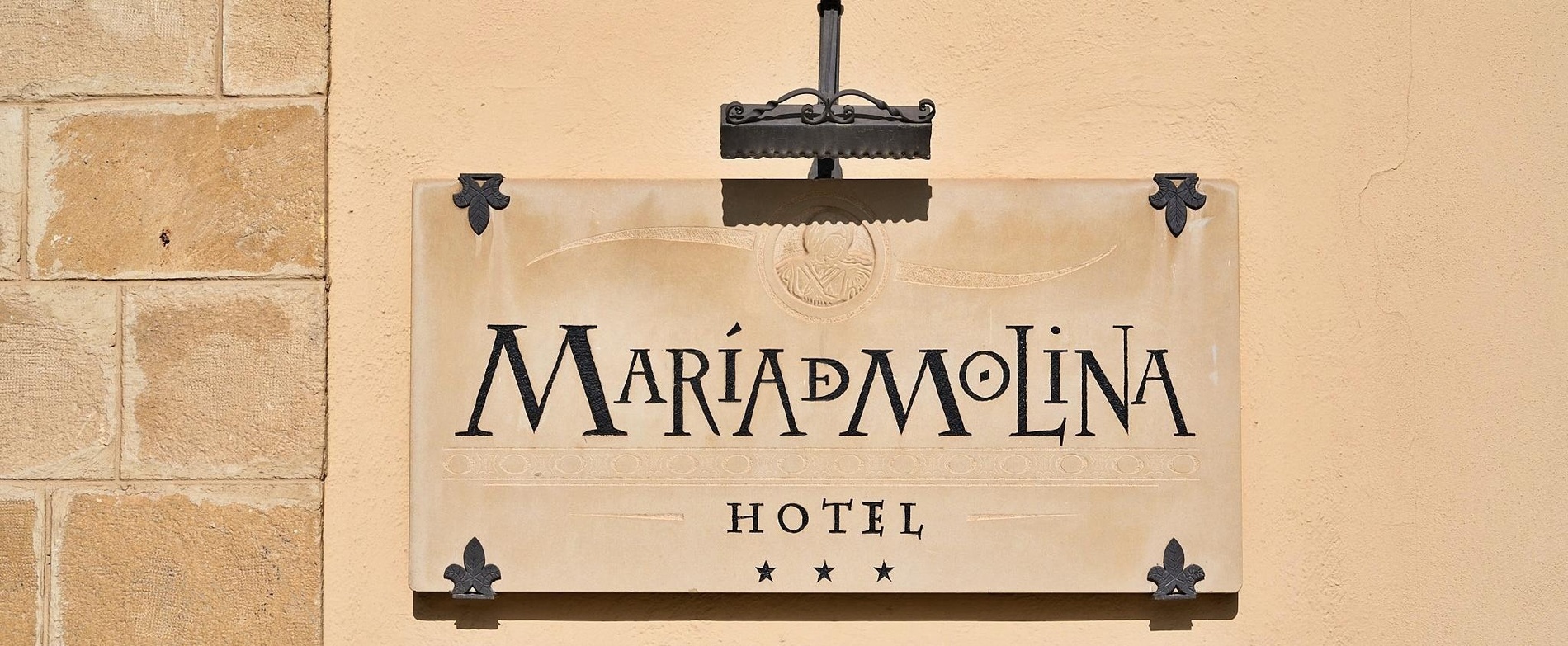 una señal que dice maria molina hotel en la pared