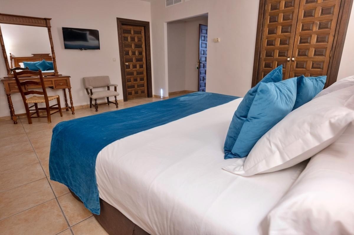 una habitación de hotel con una cama y una televisión