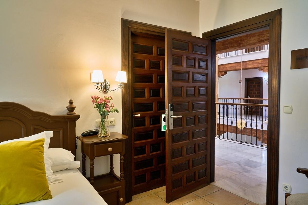 una puerta de madera está abierta en un dormitorio