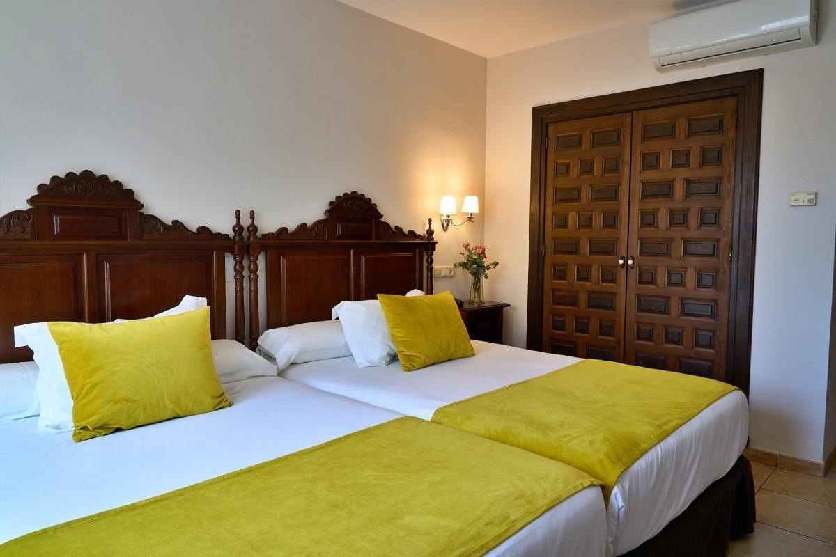 una habitación con dos camas y una puerta de madera