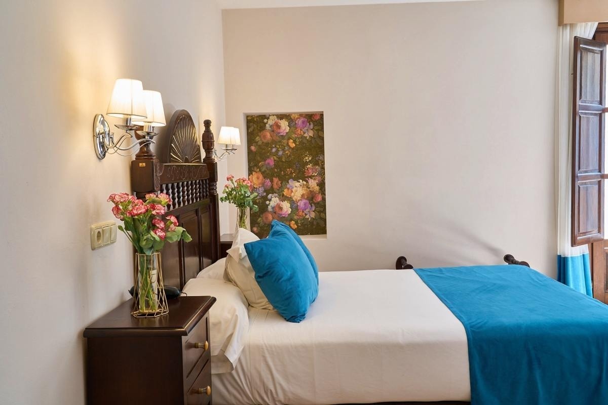 un dormitorio con una cama y una mesita de noche