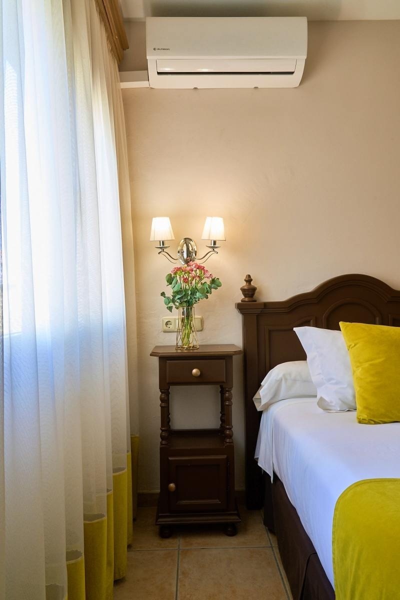 un dormitorio con una cama y un aire acondicionado