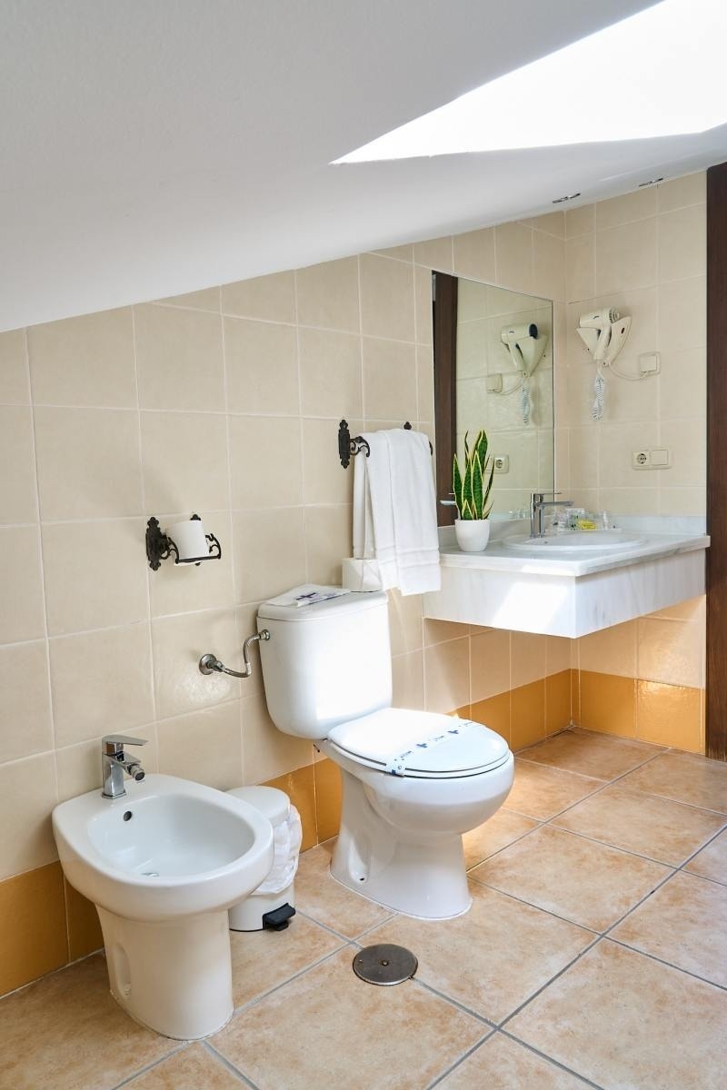 un cuarto de baño con un inodoro y un lavabo