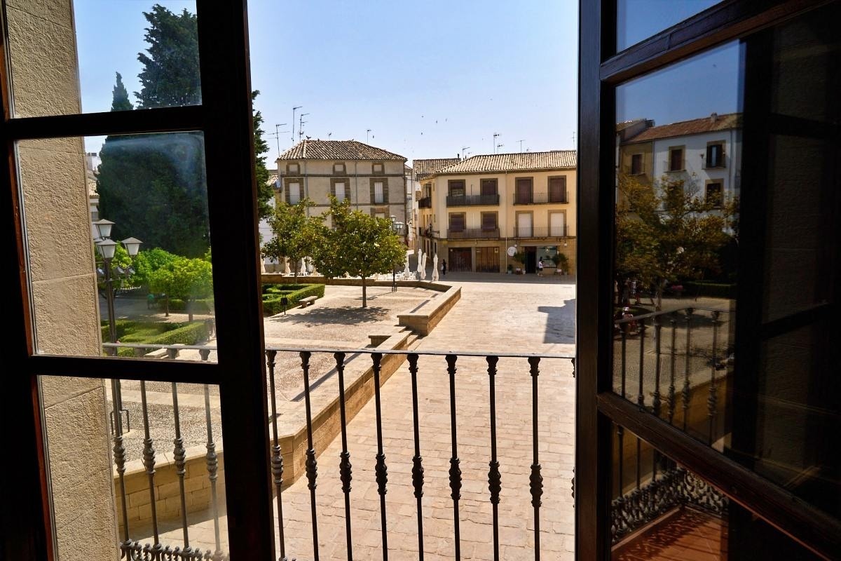 una ventana con vistas a un patio y edificios