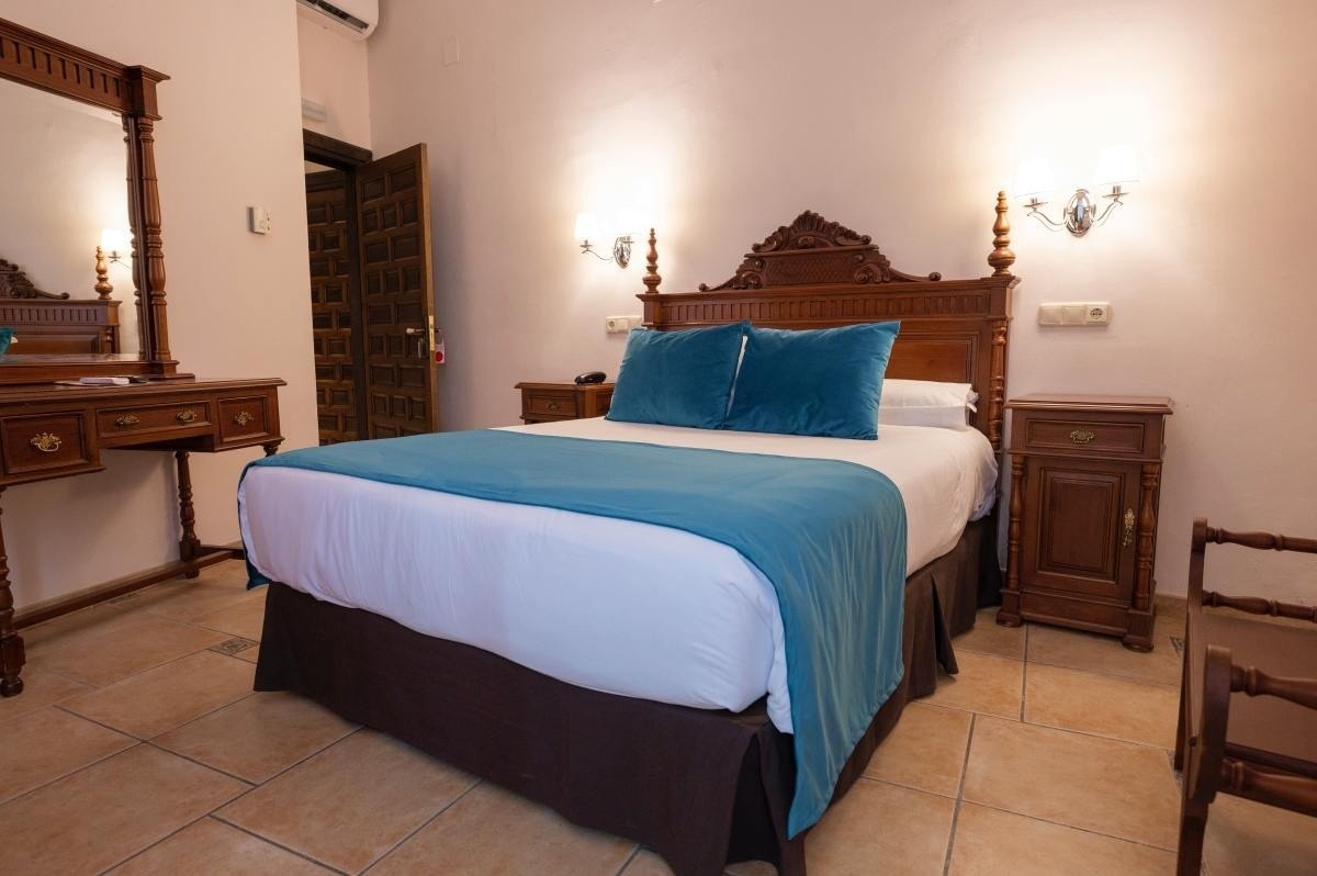 una habitación con una cama y dos mesitas de noche