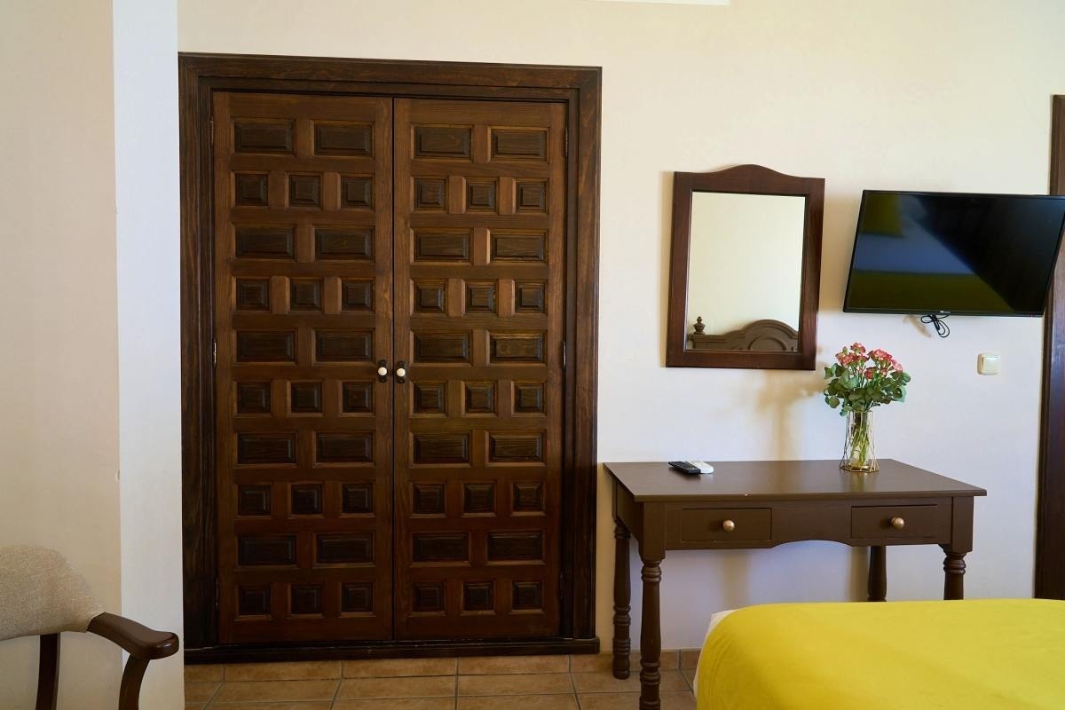 una puerta de madera y un espejo en una habitación