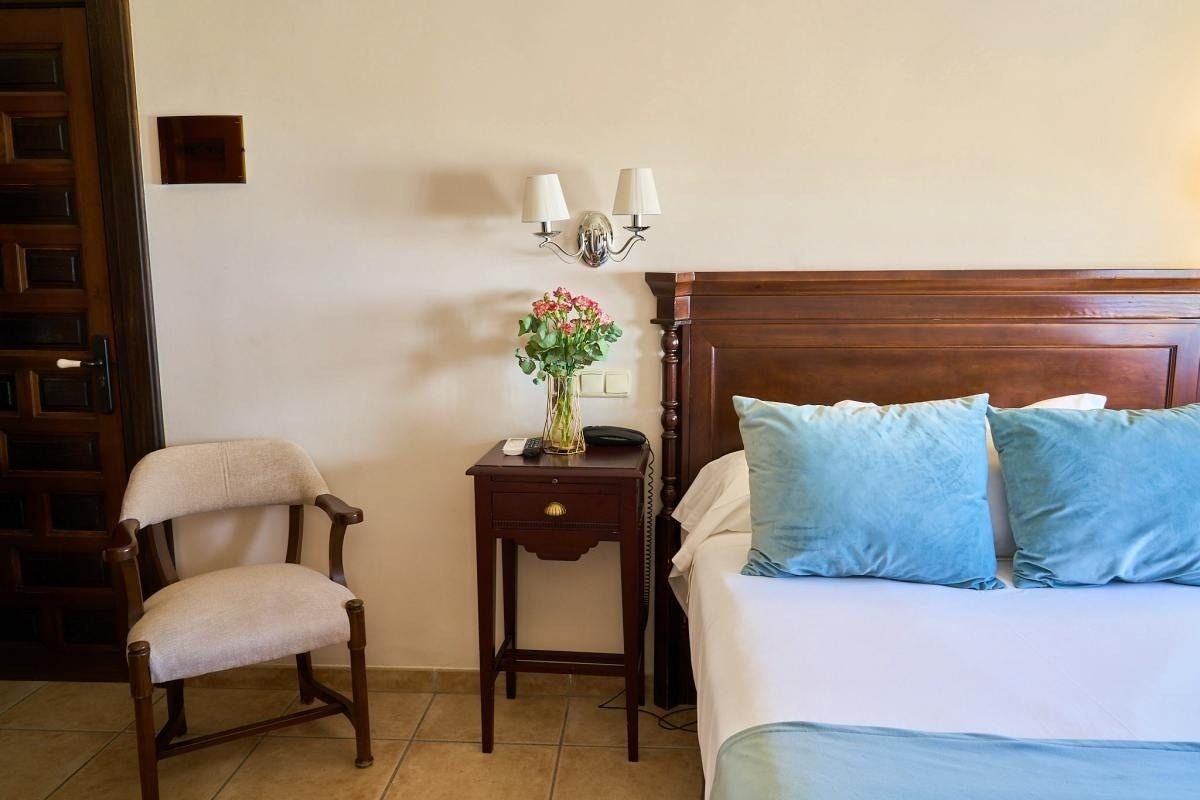 una habitación de hotel con una cama y una silla