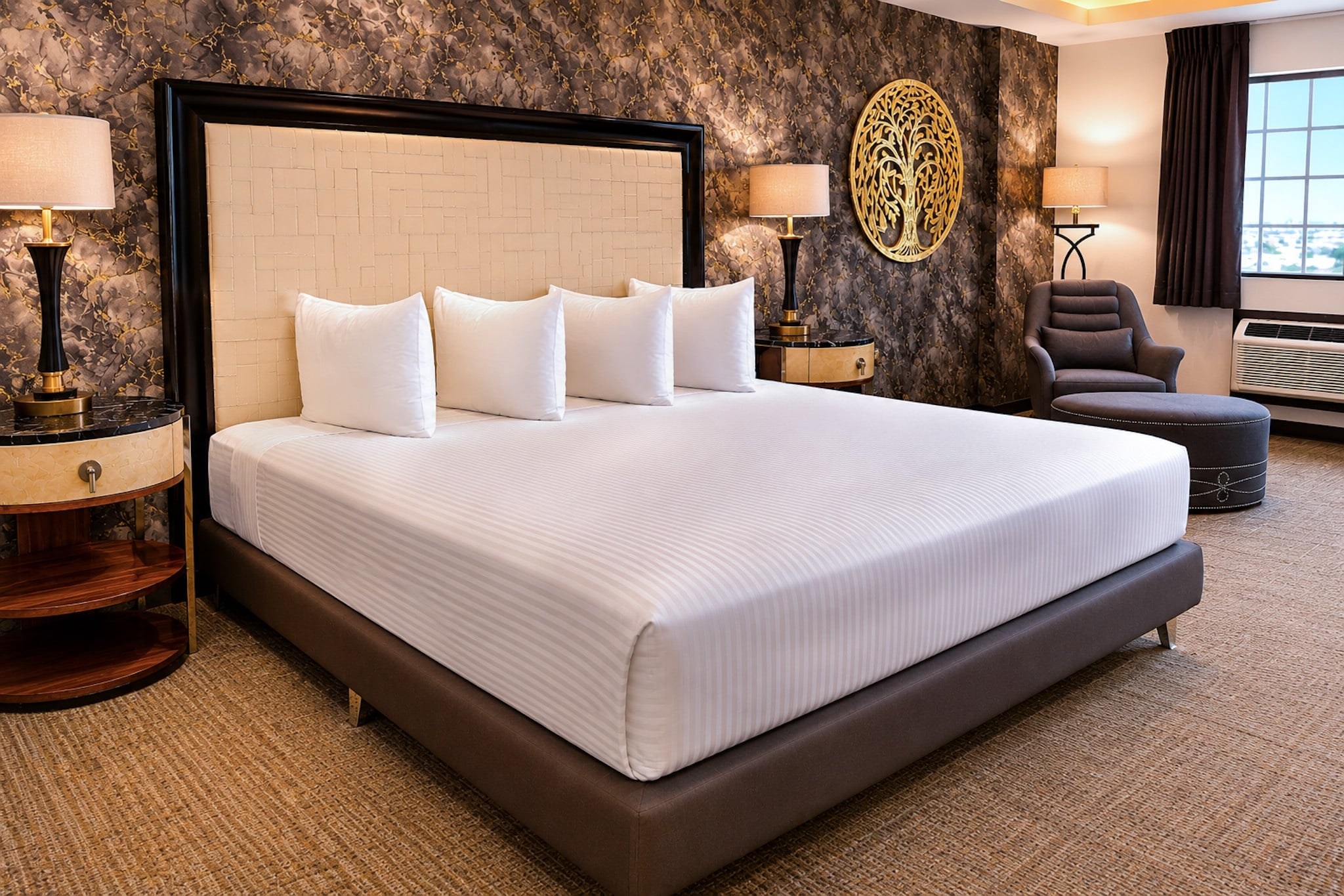 Suite de lujo en hotel Maria Bonita Corporativa: cama King, decoración elegante y obras de arte.Habitación elegante de hotel Maria Bonita Corporativa con cama cómoda y decoración acogedora.