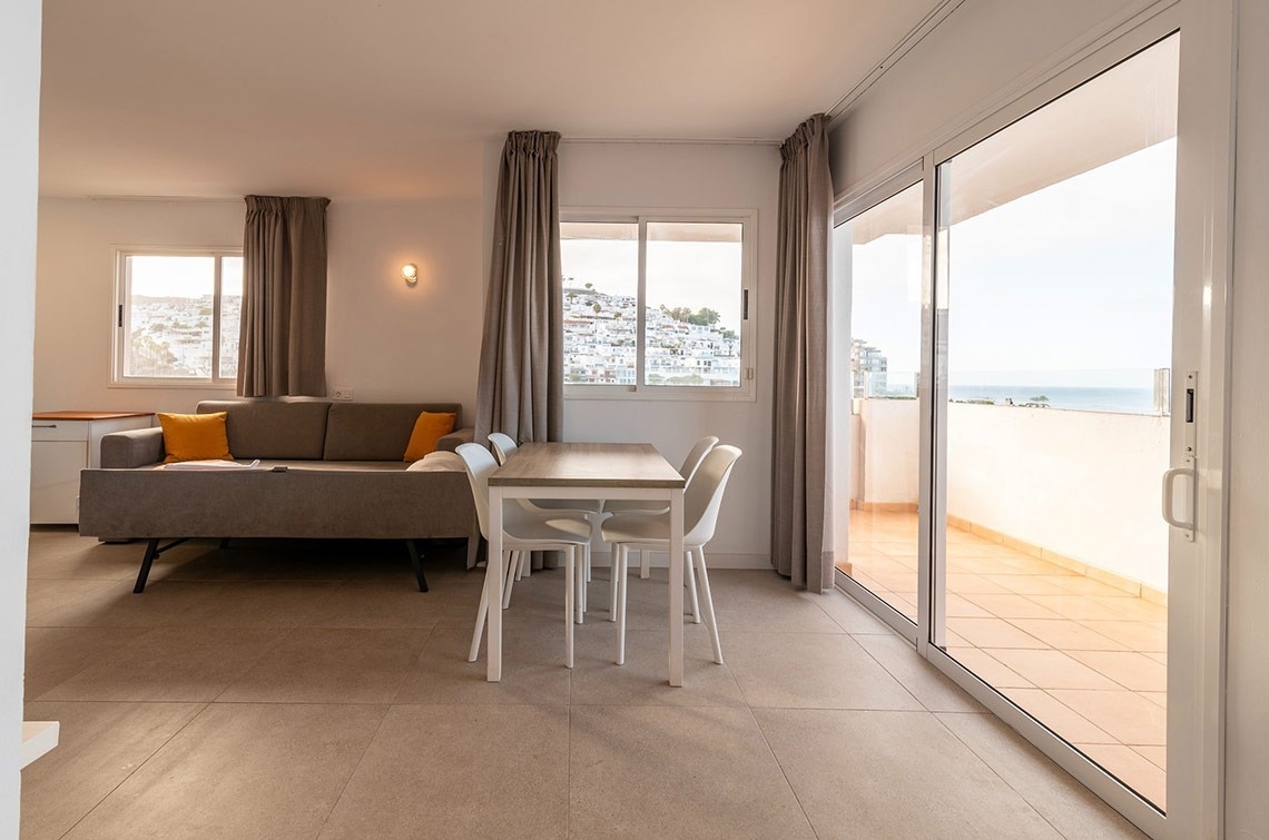 ein Wohnzimmer mit einem Couchtisch und Stühlen